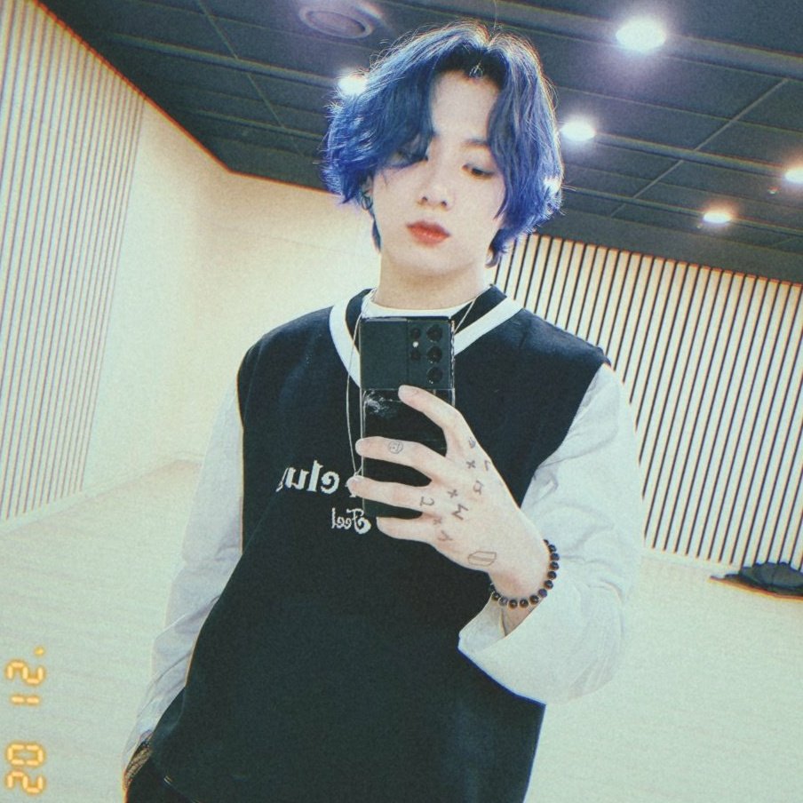 LMomailyn's tweet photo. JUNGKOOK BLUE BITCHES😭😭😭😭🤚I CAN https://t.co/5Fr9791alW