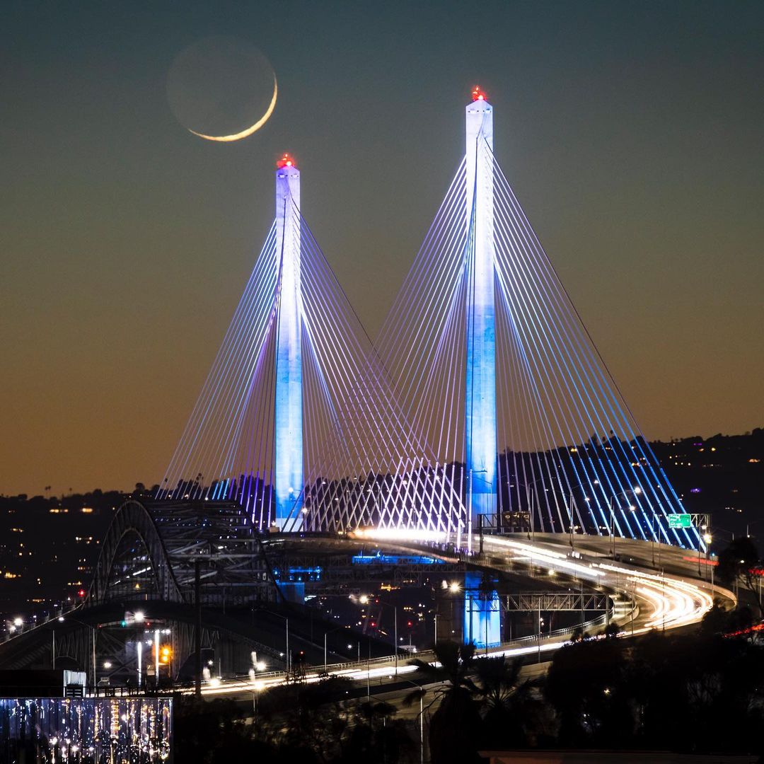 newgdbridge's tweet photo. What’s your favorite color combination of the new bridge lights? Thanks to Instagram user dakfoto for today’s #FanPhotoFeature! Tag us in your photos for a chance to be featured. https://t.co/qJTt37pdzd