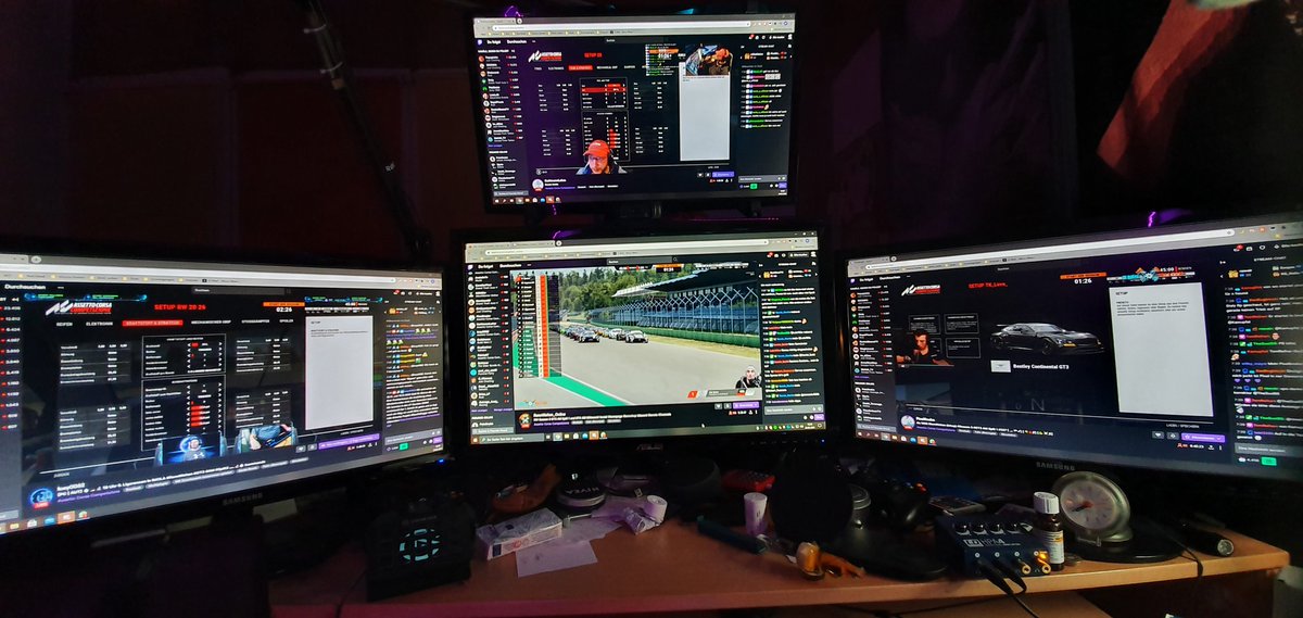 slimenator's tweet photo. Wat macht man wenn man Krankheitsbedingt nicht fahren kann man schaut die Kollegen. @rennwelten #gt3AM https://t.co/CkiPx6Iyal