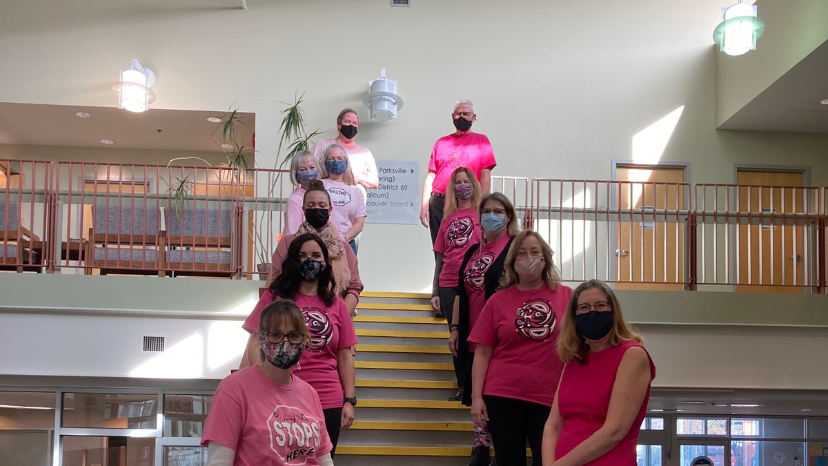 SD69Qualicum's tweet photo. Standing up against bullying at the SBO on #PinkShirtDay. Kindness is our universal language and it's spreading! @pinkshirtday https://t.co/2t3fD4SdeX
