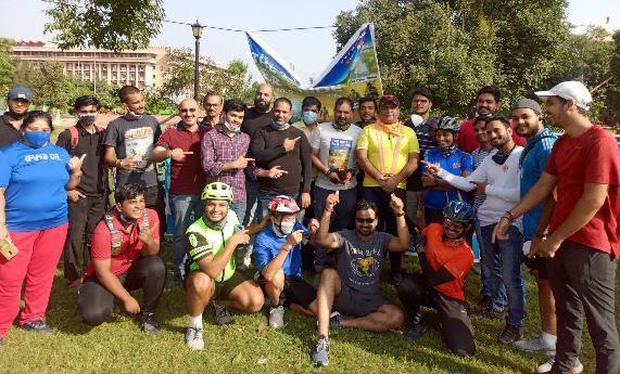 Cycle_baba's tweet photo. देशहित में साइकल लेने से मुझे दुनिया की कोई तेल कम्पनी नहीं रोक सकती.
#Cycle #DeshhitMeCycle 🚲🇮🇳
#sorrypetrol #petrolprice #cyclebaba #wheelsforgreen @TrekBikesIndia @ https://t.co/u3dip5aqP0