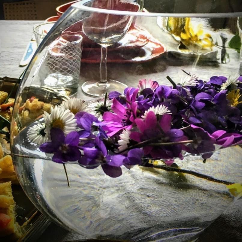 sunusaix's tweet photo. Cerchiamo di abbattere questo stato di continua tristezza, pensiamo a come decorare la tavola a Pasqua ristretta, con le cose che ci sono a portata di mano. Una brocca, un po’ d’acqua ed i fiori di campo!
#decorare #tavola #pasqua #fiori #natura #decorazionifaidate https://t.co/9mS76sJ4CS