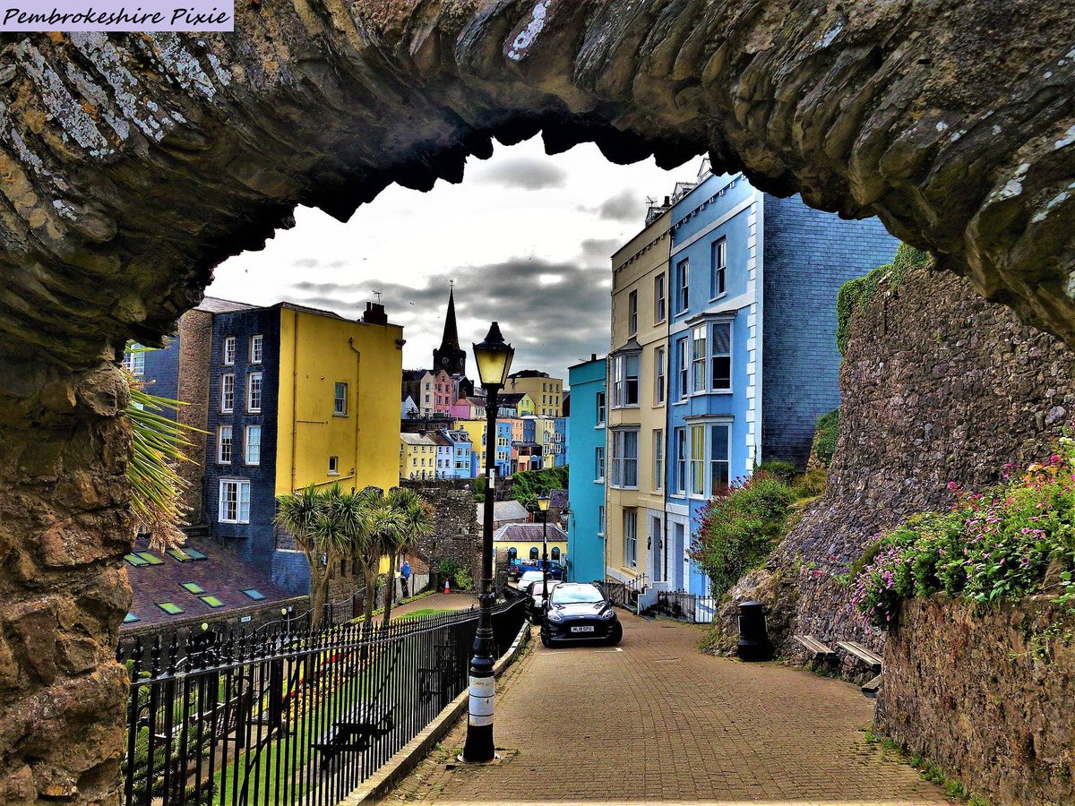 You don't always need blue skies to find Tenby colour! <a href="/Ruth_ITV/">Ruth_TV</a> <a href="/kelseyredmore/">Kelsey Redmore</a> <a href="/ThePhotoHour/">#ThePhotoHour</a> <a href="/StormHour/">#StormHour</a>  #Jewelinthecrown #Pembrokeshire #architecture #seaside