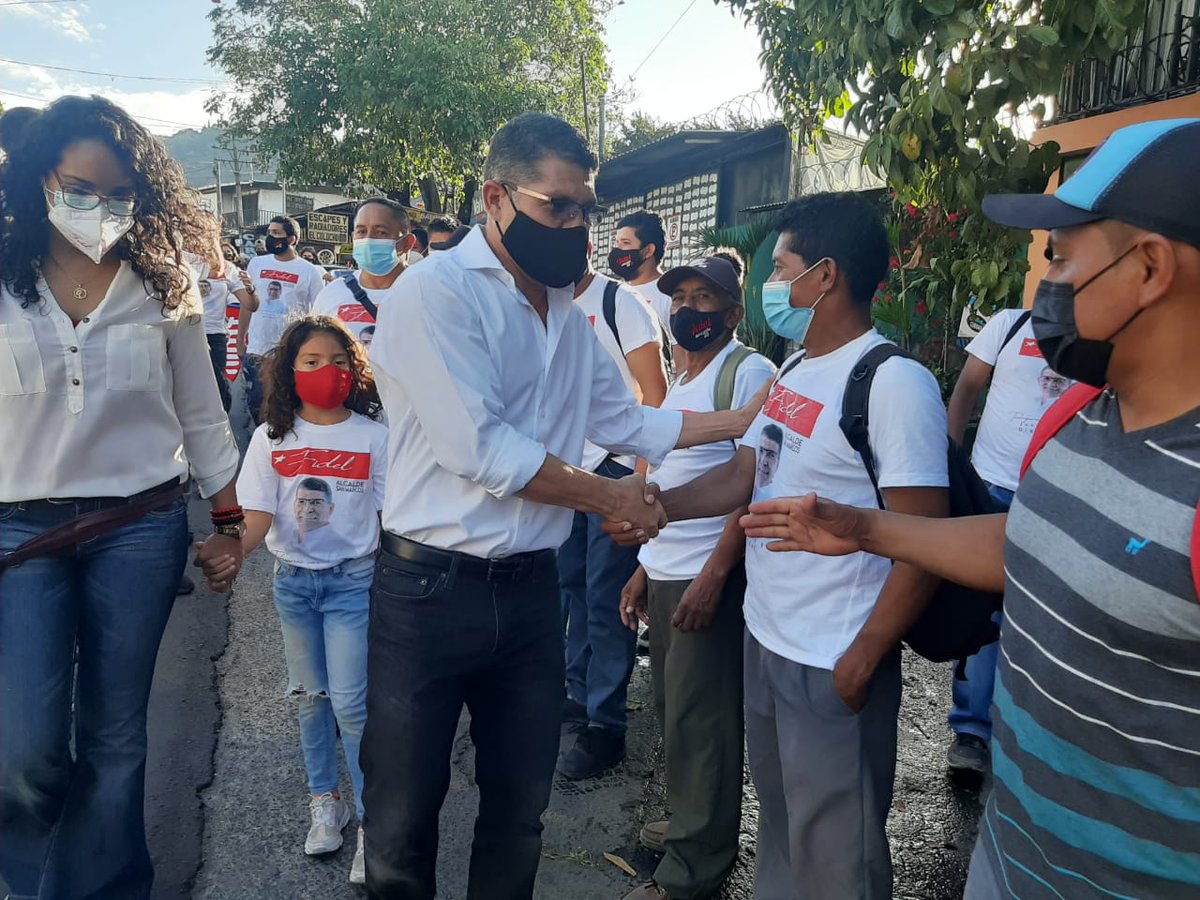 DiarioCoLatino's tweet photo. Con un banderillazo sobre la carretera antigua a Zacatecoluca, el candidato a alcalde @FidelAlcalde  inicia sus actividades de cierre de su campaña municipal en @sanmarcos1976. https://t.co/Hgi8yHRgzA