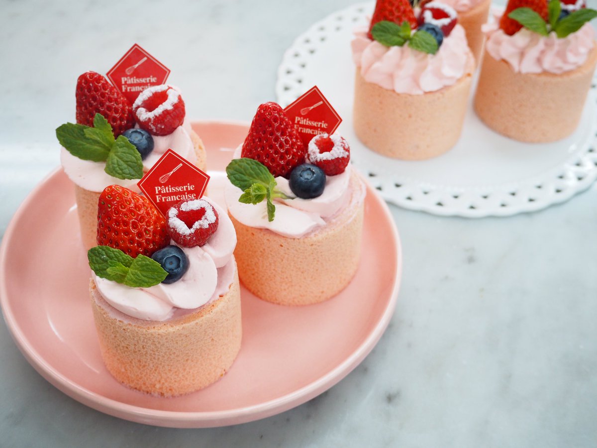 国際製菓技術専門学校 ベリーズというケーキを作りました 甘酸っぱいベリー系のムースにほろ苦いキャラメルソースの入った見た目 も可愛いケーキです