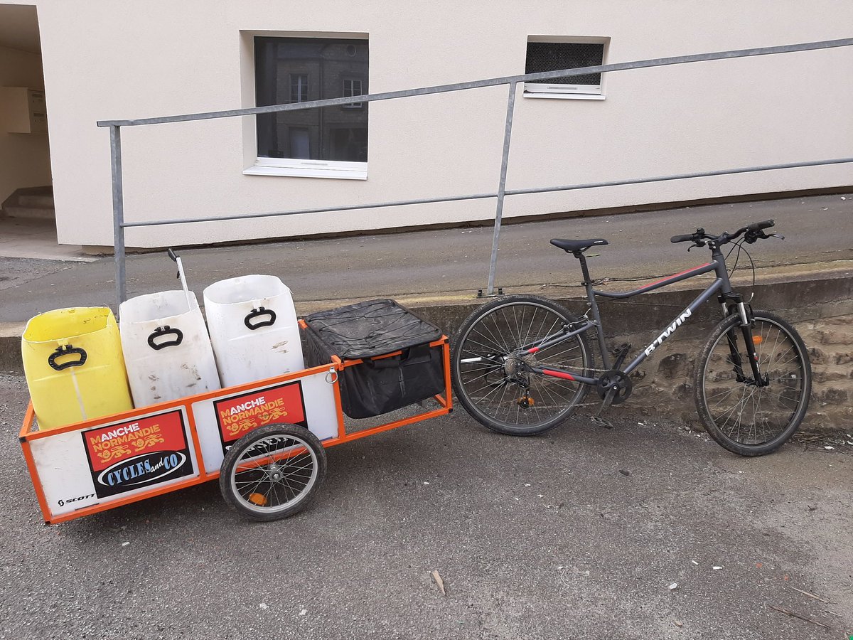 La Recyclette était de sortie dimanche 21 février 2021 et elle n'a pas chômé. Des #déchets toujours aussi nombreux au bord de la #route et près de 4 heures de collecte dans le #Cotentin. La #carriole était pleine. #nettoyonsnoskilomètres #ungestepourlaplanète #Manche #Normandie