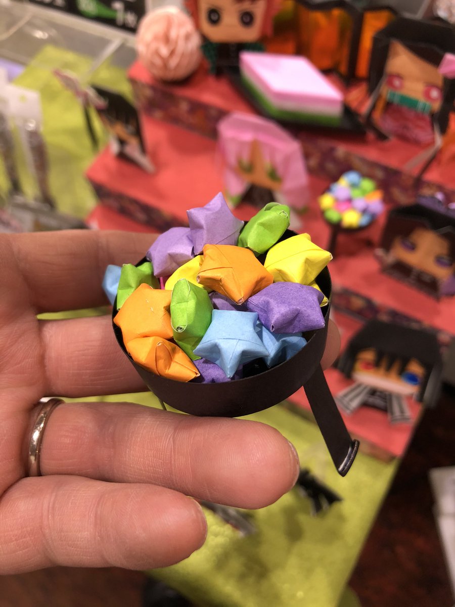 ひもq 滝ジャムの中の人 当店のひな祭りは鬼滅使用 全部折り紙で女性スタッフ達の力作です 屏風 菱餅 ひなあられも全部 引くほどのクオリティ 一見の価値アリです 鬼滅の刃 折り紙 ひな祭り