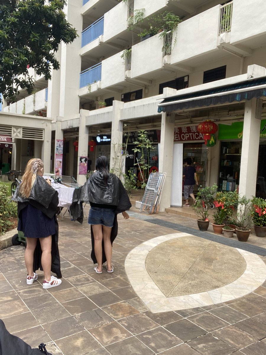 くみソツード 近所の美容院の前で 染髪中にタバコタイムな人々 台湾では染髪中にそのままそごうに買い物に来た人がいておったまげ 自由