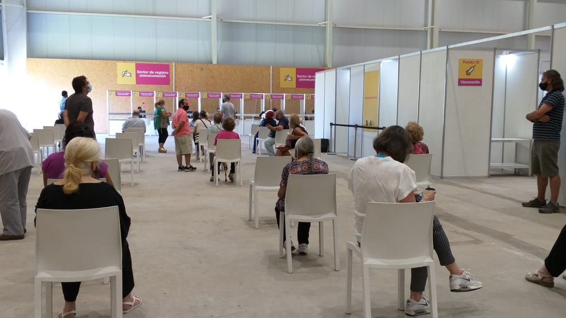 Nayla on Twitter: "Hoy recorrimos el vacunatorio de Parque Roca, en Villa  Soldati, para monitorear cómo se viene desarrollando la vacunación Covid 19  a adultxs mayores de 80 años, en el marco