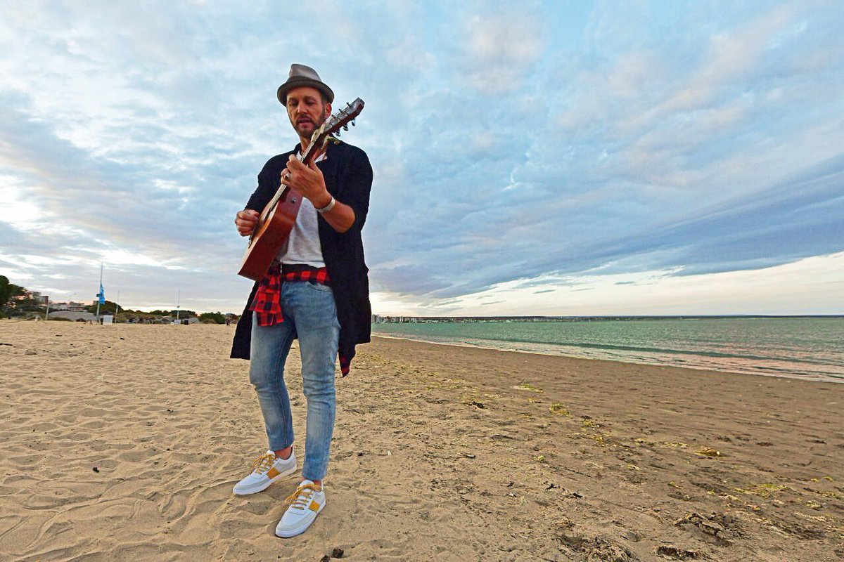 AxelOficial's tweet photo. Cada día qué pasa tengo más ganas de cantar junto a ustedes!! Esperando que ese momento llegue sigo ensayando al lado del mar!

https://t.co/HWMblKwl5x

#VivoPorTi
#LaMusicaNosUne https://t.co/ljyHQctjsX