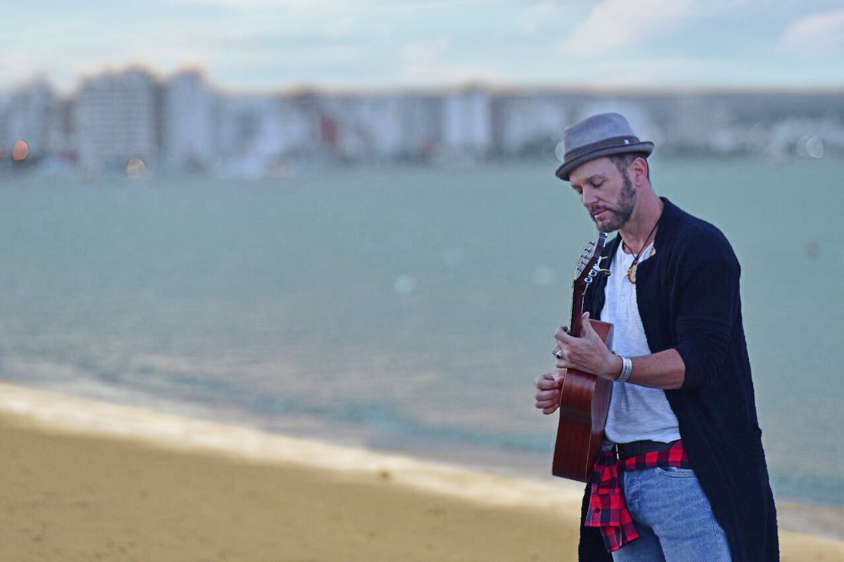 AxelOficial's tweet photo. Cada día qué pasa tengo más ganas de cantar junto a ustedes!! Esperando que ese momento llegue sigo ensayando al lado del mar!

https://t.co/HWMblKwl5x

#VivoPorTi
#LaMusicaNosUne https://t.co/ljyHQctjsX