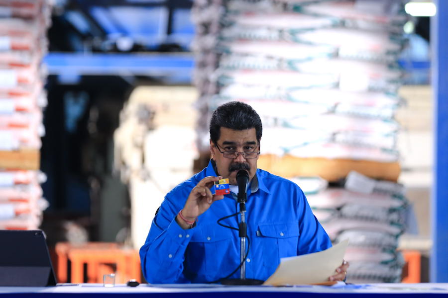 #Enterate | Presidente @NicolasMaduro presentó tarjeta de débito para facilitar pagos en divisas. Más detalles bit.ly/3qW9k9i #VenezuelaPotenciaProductiva #UnionRevolucionaria