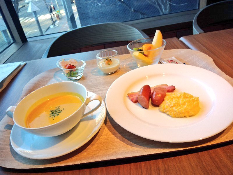 legion_0430's tweet photo. 道庁に出勤する皆様を見ながらソラリア西鉄ホテル札幌のSOLVERTさんでモーニング🍽️ 洋風プレートとハーフブッフェスタイルでサーモンいくら海鮮丼+なんとかエッグ+ジンギスカンも追加(●´∀`●)
#ソラリア西鉄ホテル札幌 #SOLVERT #札幌 https://t.co/ATNxBwCNK0