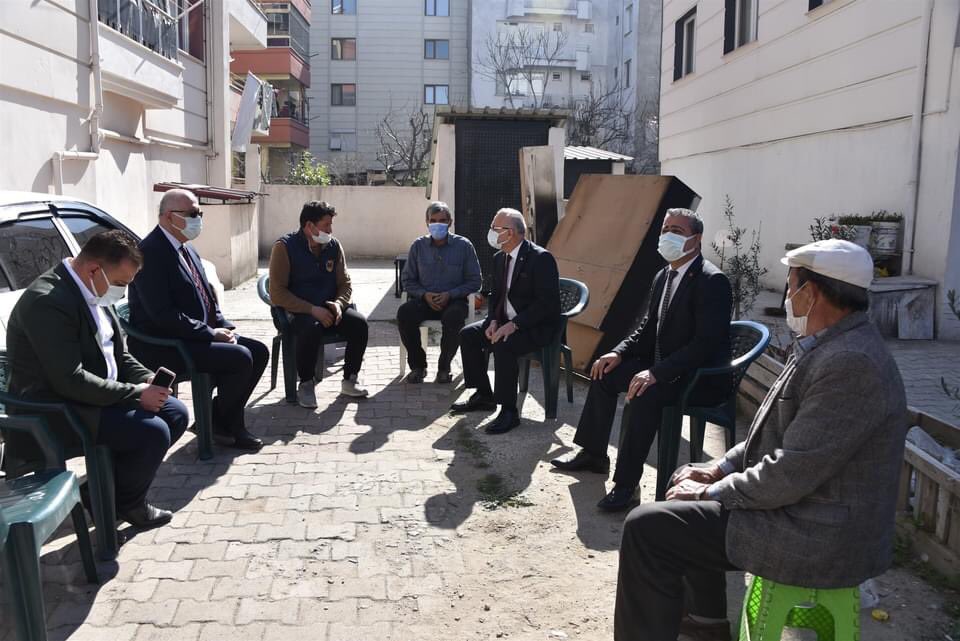 ZekiKAYDA's tweet photo. Geçtiğimiz günlerde evi yanan hemşehrimizi ziyaret ederek geçmiş olsun dileklerimizi ilettik. Belediye olarak yapabileceklerimiz ile ilgili talimatları verdik. Allah her türlü kaza ve afetten hepimizi korusun https://t.co/j53jtF0gFn