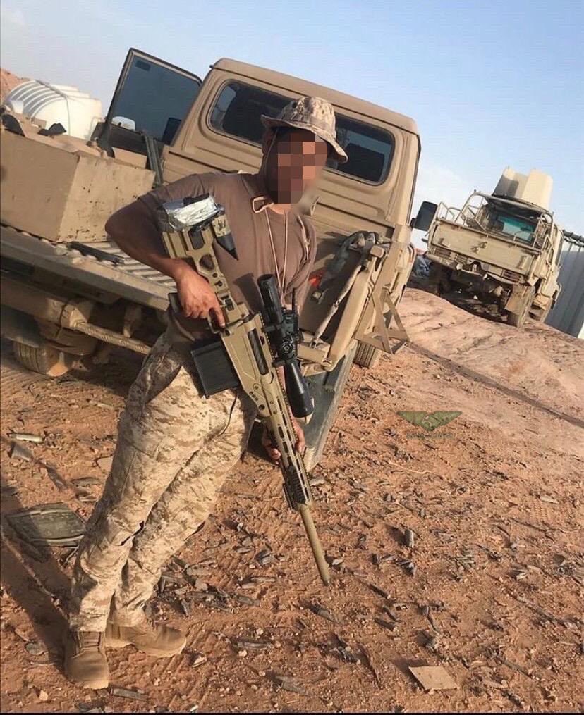 القوات البريه الملكيه السعوديه تقوم بتكريم
الرقيب اول قناص/ الصيعري احد ابطال اللواء
19 لواء الفاروق بعد استهداف طائره #حوثيه
مفخخه من دون طيار بقناصته ممى ادى الى
انفجارها في صعده قبل وصولها الى السعودية
لاستهـداف المدنيين الابرياء ..🇸🇦

#اليمن #صعده