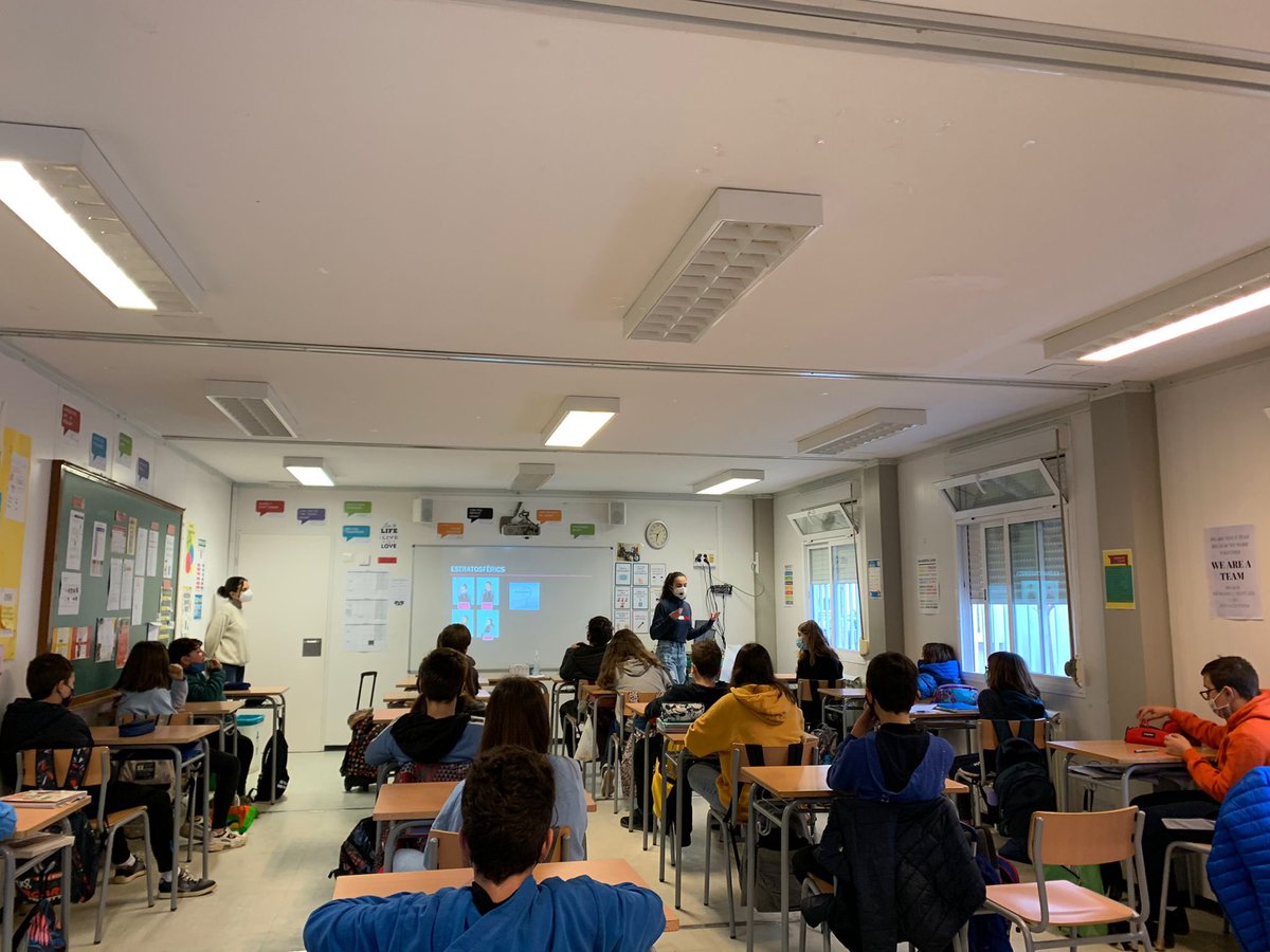 estratosferics's tweet photo. Fa dos setmanes🔙 la @martinacots_  va estar a l’Institut de Besalú📚 per parlar de l’estratosfera🌌, el projecte @estratosferics🎈 i tot el que comporta enviar una sonda a més de 15.000 metres🛰🛰 https://t.co/G1wyh7jy13