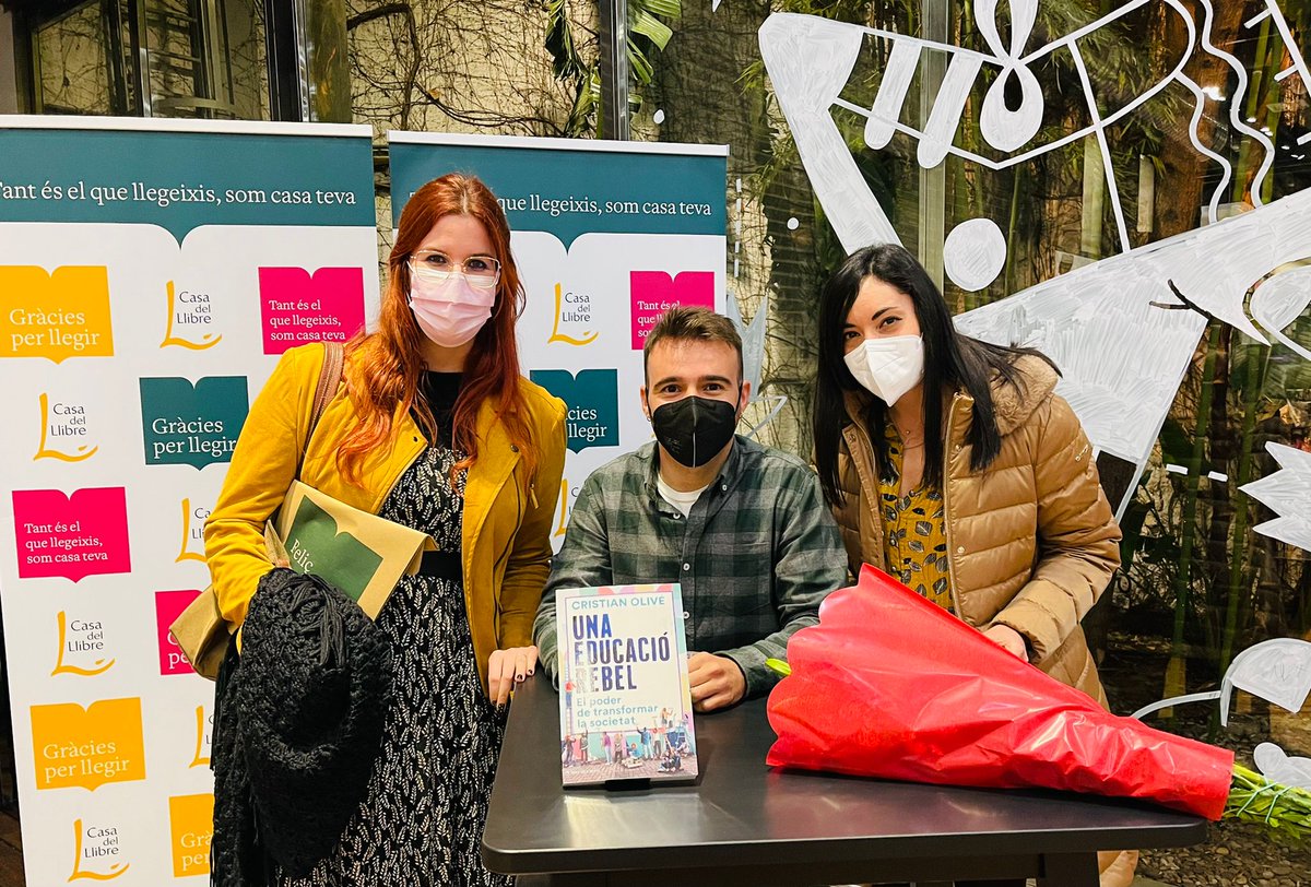 amotiteacher's tweet image. És emocionant veure a un amic i company créixer així de bé. Avui, a la presentació del llibre &quot;Una educació rebel: El poder de transformar la societat&quot; de @xtianolive a la @casadellibro de Barcelona. #UnEducacióRebel #UnaEducaciónRebelde #ProfesRebels @1preguntaprofe @Mireabe