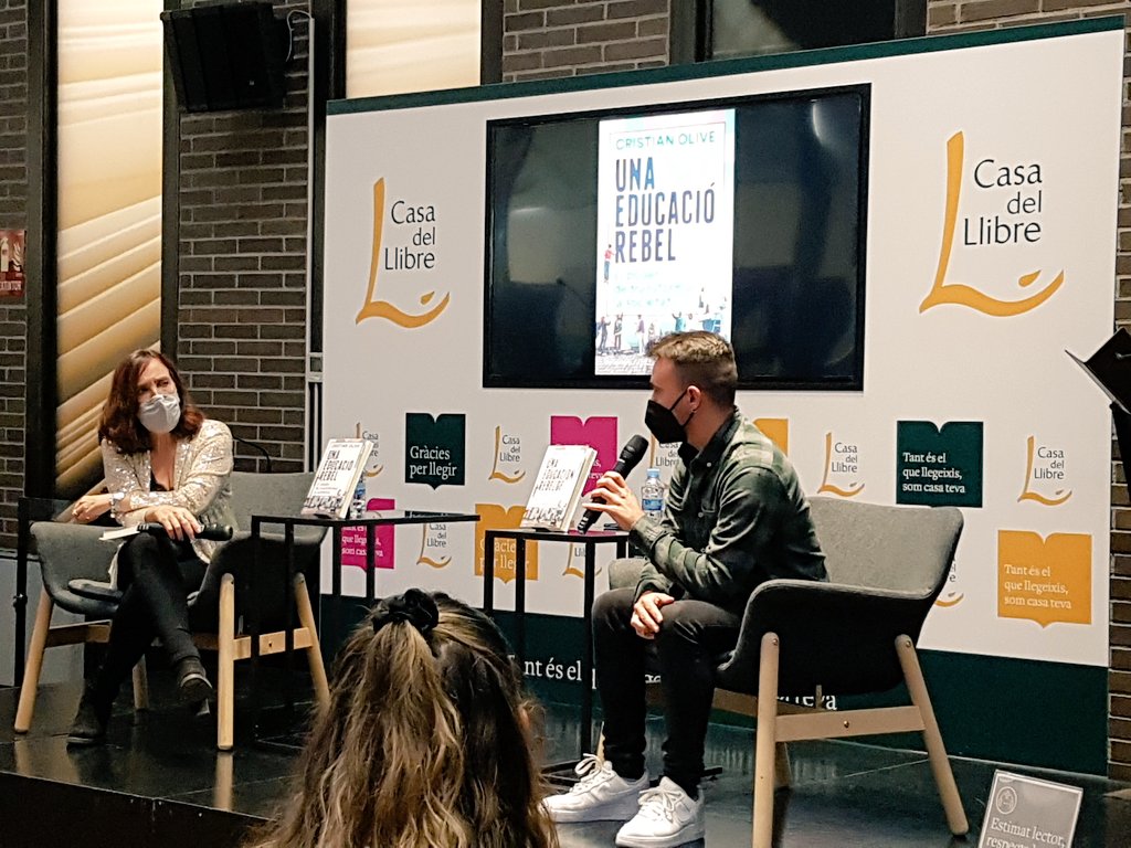 amotiteacher's tweet image. És emocionant veure a un amic i company créixer així de bé. Avui, a la presentació del llibre &quot;Una educació rebel: El poder de transformar la societat&quot; de @xtianolive a la @casadellibro de Barcelona. #UnEducacióRebel #UnaEducaciónRebelde #ProfesRebels @1preguntaprofe @Mireabe