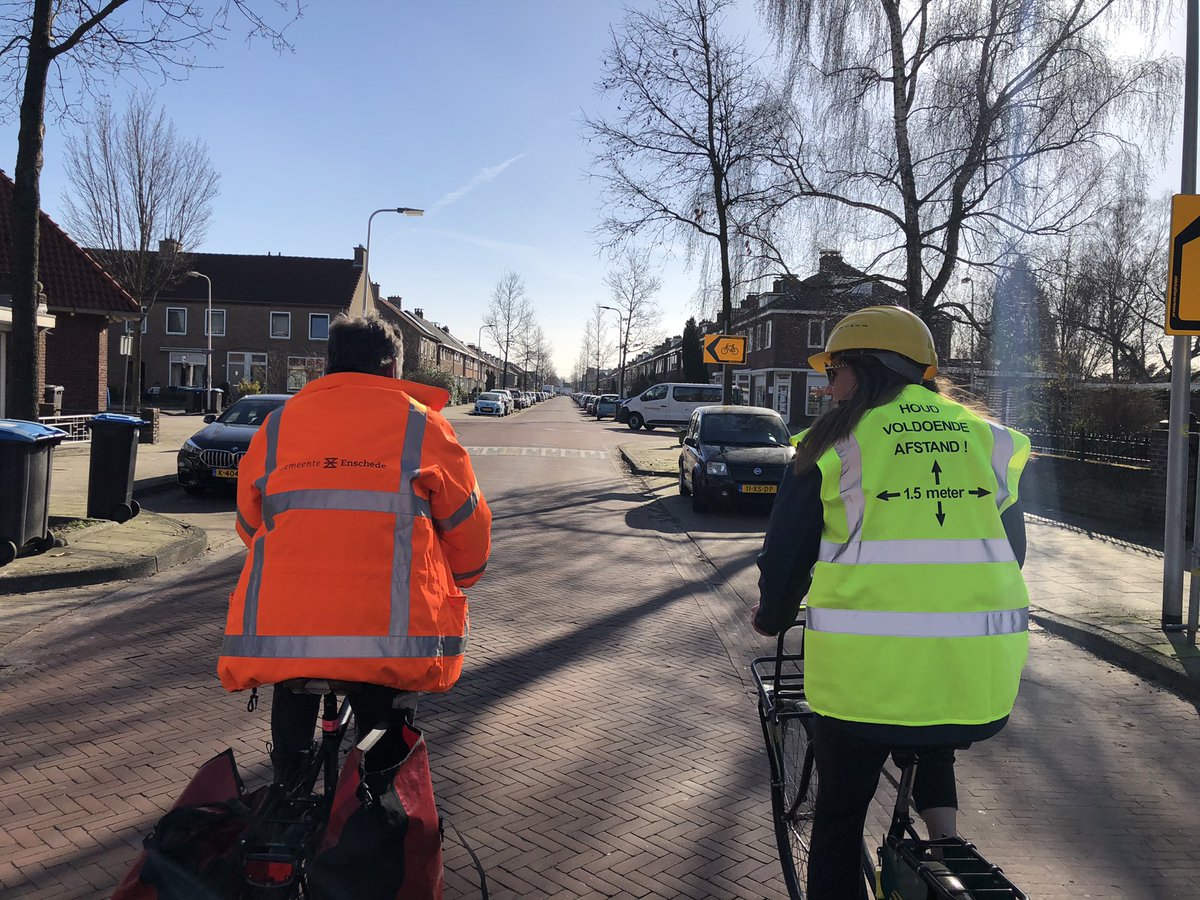 Werkbezoek #Bouwteam #Stadsbeek <a href="/DuraVermeer/">Dura Vermeer</a> <a href="/Gem_Enschede/">Gemeente Enschede</a>  Petra Lammers-Kuipers #interesse  #duurzaam #electrische  #grondstamper ....en dan moet ie getest worden natuurlijk.👷🏻‍♀️