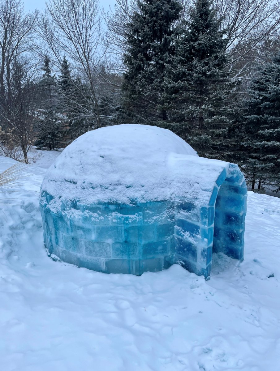 pdouglasweather's tweet photo. Igloo-chic. Friend and @AerisWeather colleague Dave Hubbard and his kids built this very cool fort in their Chanhassen back yard. When life gives you lemons...
#perfectice https://t.co/AeJvH9B60A