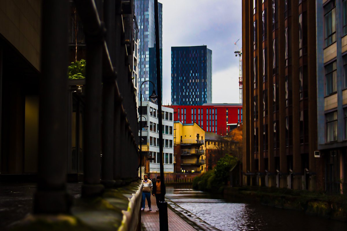 A gloomy but beautiful #manchester 🐝 
.
.
.
.

#manchester #manchesterphotography #manchesterthroughandthrough #manchesterimages #manchestercanal #gloomy #mcr #mcrfocused #mcrigers #mcrvisuals #igersuk #visitmanchester #streetphotography #urbanphotography #closeup #focus