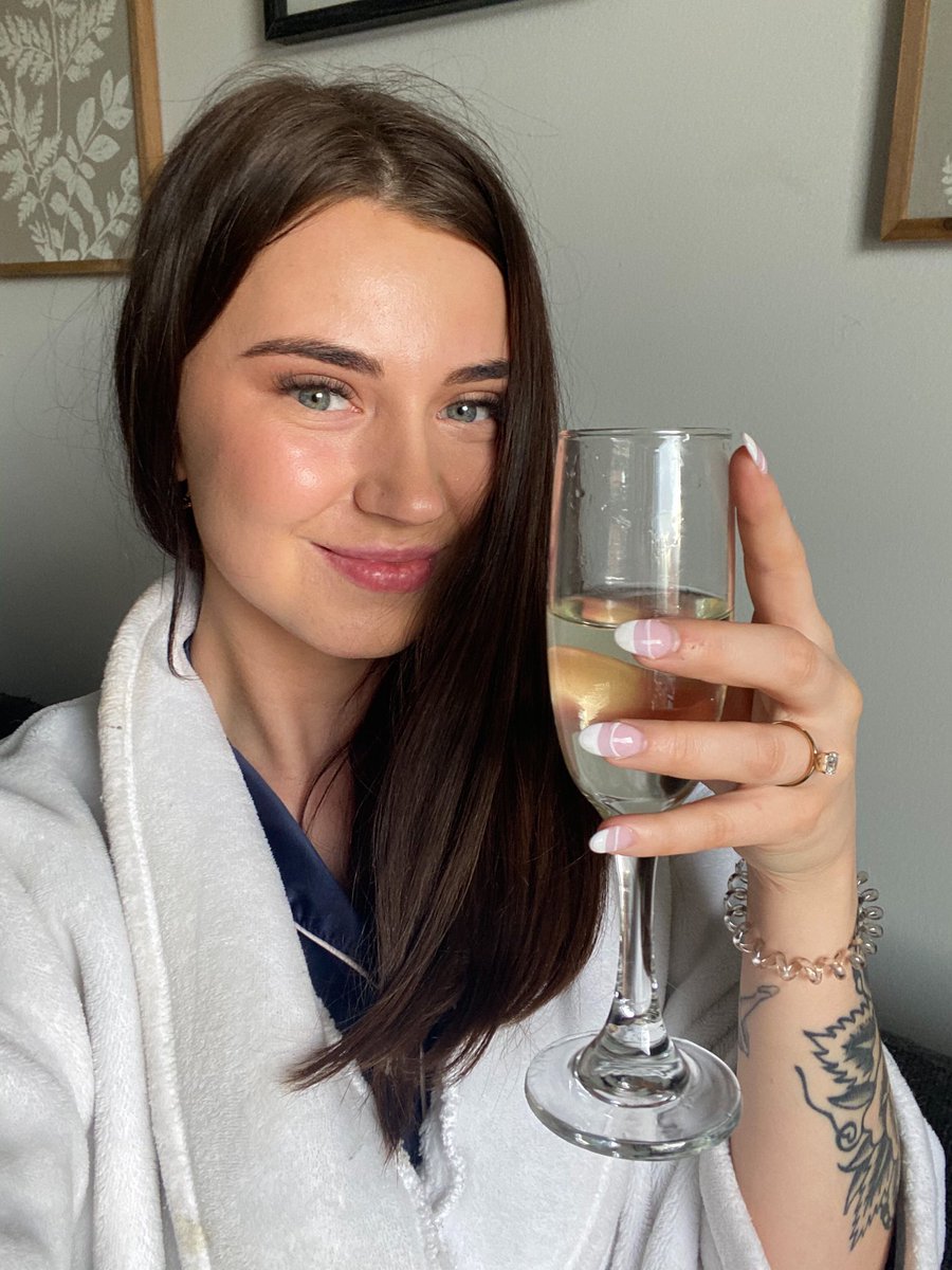 MistyBryannnt's tweet photo. pop da champagne IM GETTING MARRIED YALL 🍾 https://t.co/Wrn1KKJooW