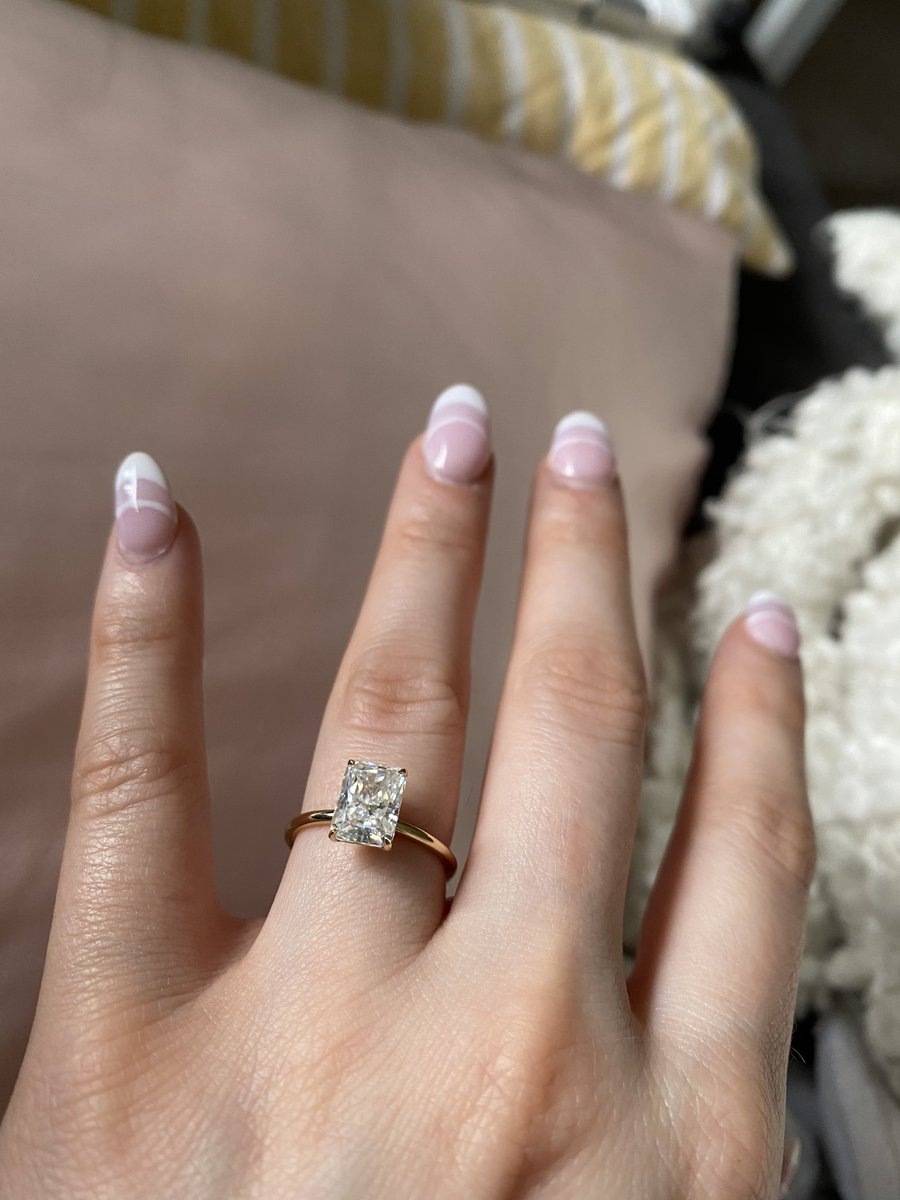 MistyBryannnt's tweet photo. pop da champagne IM GETTING MARRIED YALL 🍾 https://t.co/Wrn1KKJooW