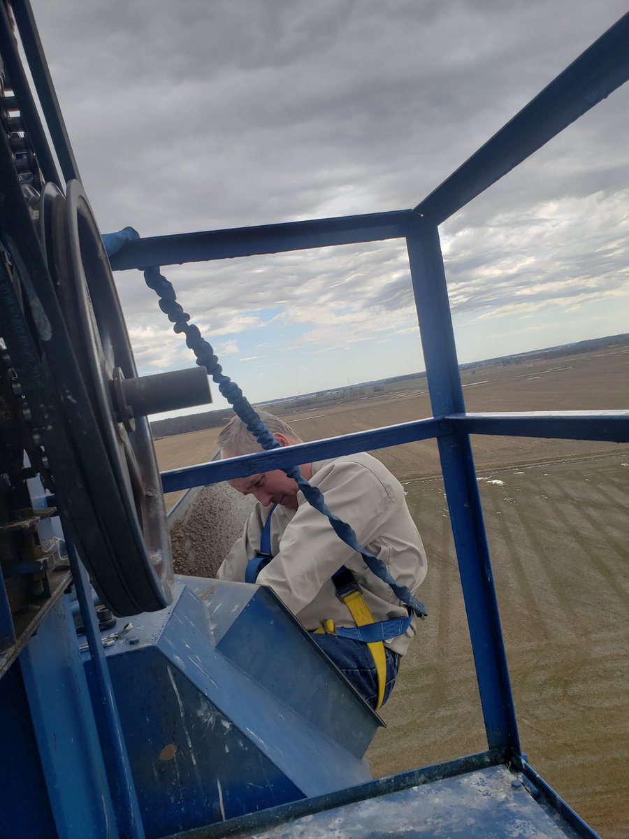 KummerChris's tweet image. OSHA would not be pleased.