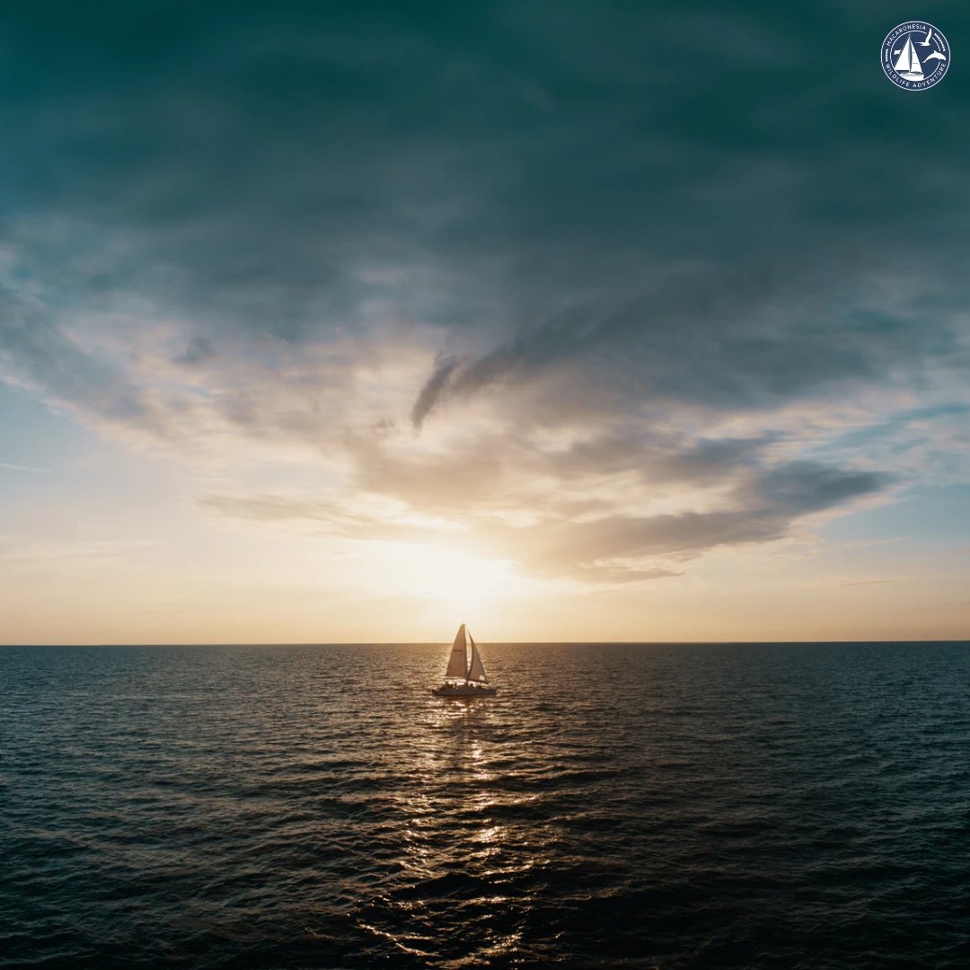 🌊 'Who is staring at the sea is already sailing a little'
#sailingquotes #quote #quoteoftheday #sailing #sailor #sayings #frases #frasesmotivacionales #quotes #quotestoliveby #navegare #navegacion #navegaravela #sailboat #saillife #sea #macaronesia