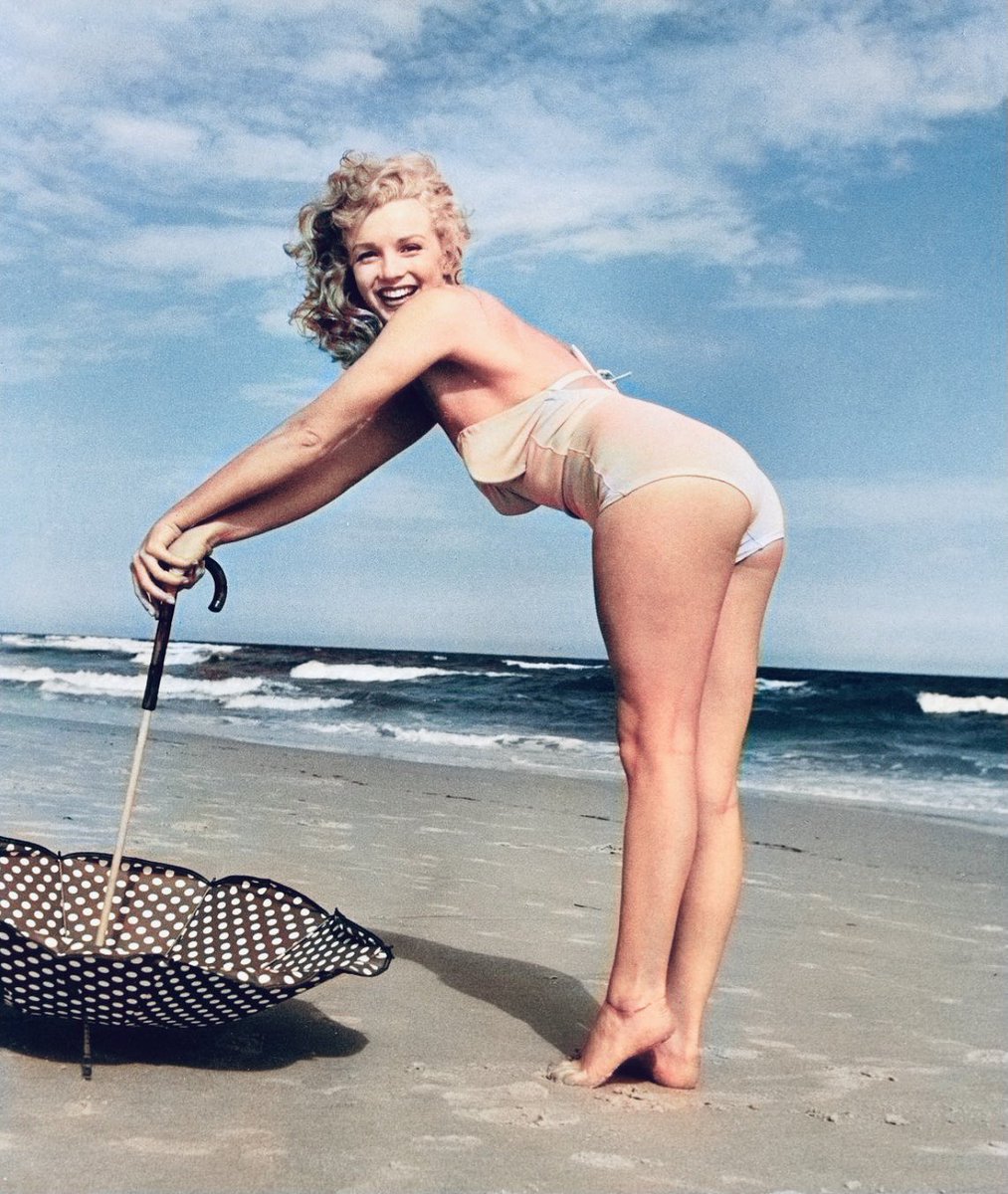 timeincolours's tweet photo. 23 year-old Marilyn Monroe posing at Tobay Beach. 1949 #MarilynMonroe https://t.co/gjaH5ygRfj