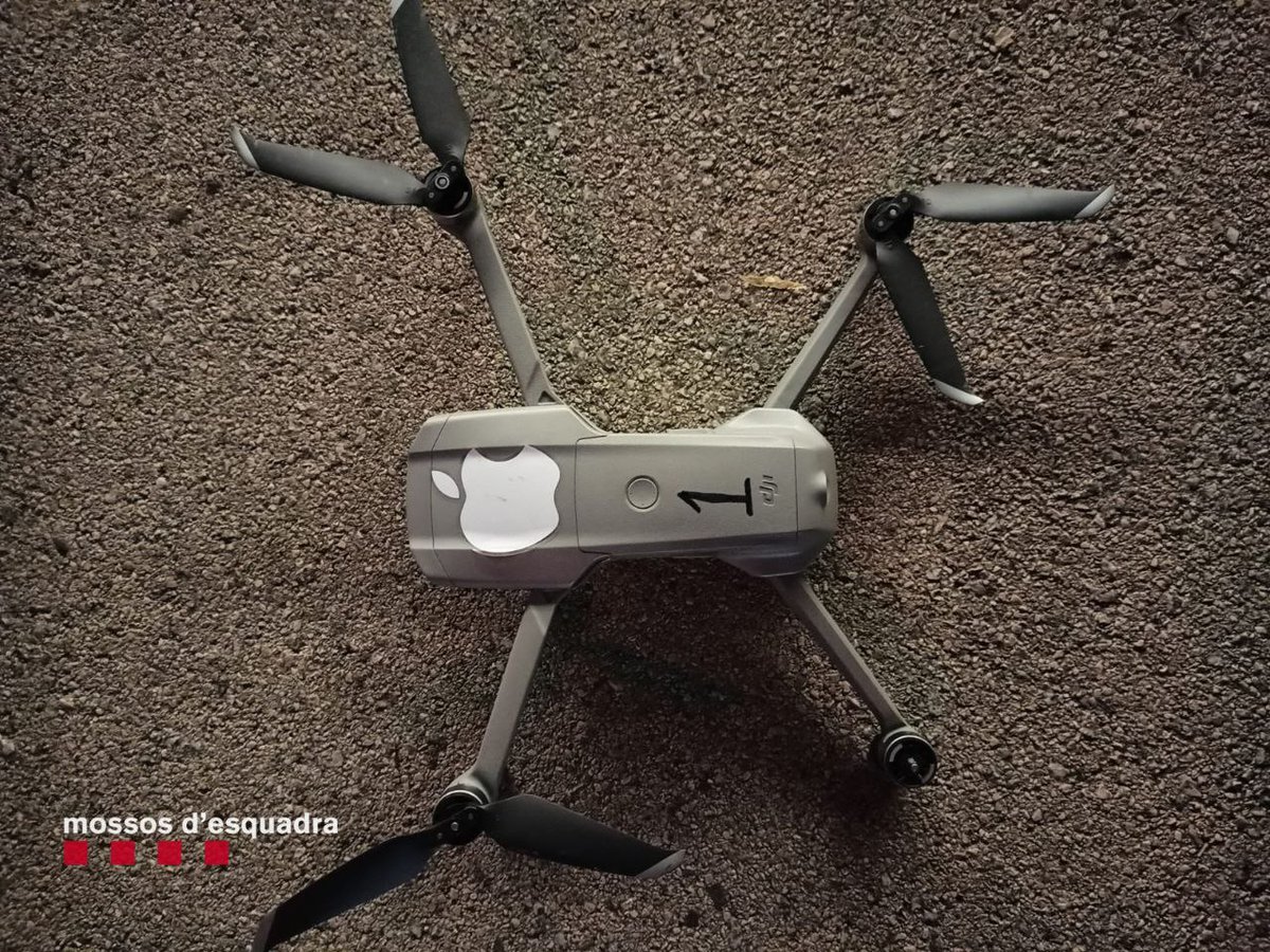 punsix's tweet photo. Els @mossos intercepten un dron quan intentava sobrevolar el Camp Nou durant el partit entre el FCB i l'Elx aquest vespre. Han atrapat l'aparell i han identificat i denunciat el propietari. https://t.co/R0o6AqmvcR