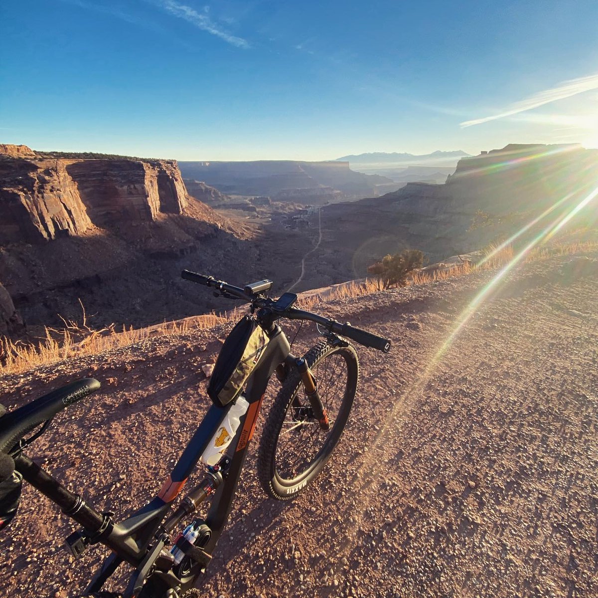 RideGG's tweet photo. White Rim Trail on the Trail Pistol for your Wednesday viewing pleasure! ⁠
⁠
"Lived up to the hype and difficulty. 100 miles 4x4 backcountry trail with no support or water supply. Do the planning over bourbon, you’ll do just fine."⁠
⁠
📷 @ianhbaldwin⁠
⁠
#TrailPistol https://t.co/BpchjWxnrV