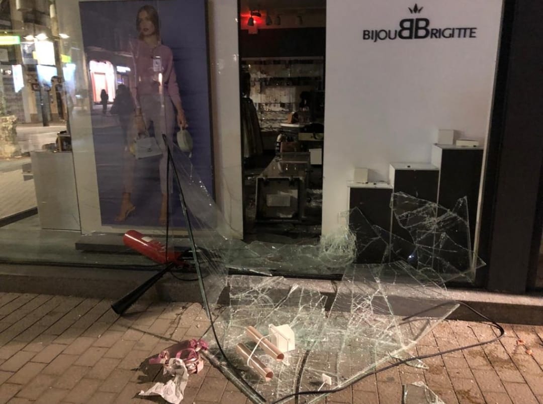 Senyora alcaldessa, condemnem la violència desfermada contra els bens dels nostres conciutadans i conciutadanes o ens posem a fer anàlisis sociològics sobre les causes d'aquest caos? #ProuOdi