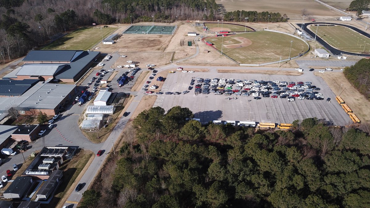 On the first day that the COVID-19 vaccine was available to all educators in North Carolina, more than 2,000 Johnston County Public Schools employees received their first-round dose at a drive-through clinic. (1/3)

More - bit.ly/JCPSVaccineCli…
