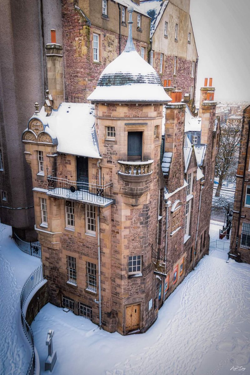 Scottish_Banner's tweet photo. A snowy #WritersMuseum.
Great photo from @AyeSpyPhotos
#Edinburgh #Scotland #ScottishBanner #LoveEdinburgh #ScotlandIsNow #HistoricEdinburgh #AmazingEdinburgh #ThisIsEdinburgh #Snow https://t.co/EDXtf9er6p