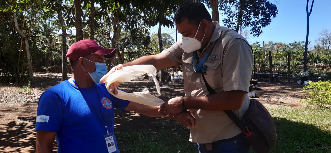 CruzRojaSal's tweet photo. Cruz Roja Salvadoreña en el marco del proyecto LARRA, realiza jornadas de taller de Primeros Auxilios con la participación de 15   Comisiones Comunales de Protección Civil de los municipios de Apaneca, Jujutla, Ahuachapan y Tacuba https://t.co/GL6psZPVCi