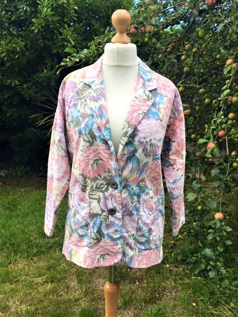ginminvin's tweet photo. Iconic #1980s #LauraAshley #Floral #Jacket. M. #vintageshowandsell #etsy.com/uk/shop/GINGERMINTVINTAGE #Classic Bold #WallpaperFloral Print Cotton/Linen #BoxJacket #Quirky, #Preppy Vintage #Campus https://t.co/9Wwhat1TOE https://t.co/x9OU3bVXz4