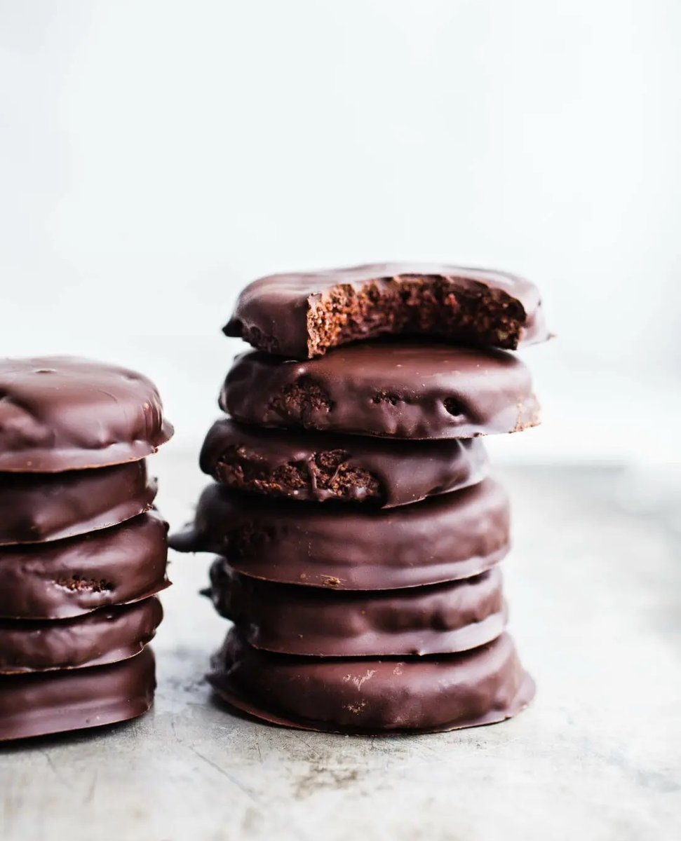 *Knock knock!* We're bringing you this fresh recipe from <a href="/saltedplains/">Tessa</a>. It's a gluten free, vegan, chocolaty, minty cookie ... any guesses on what it may be? 😉

Full Recipe: l8r.it/QoX1