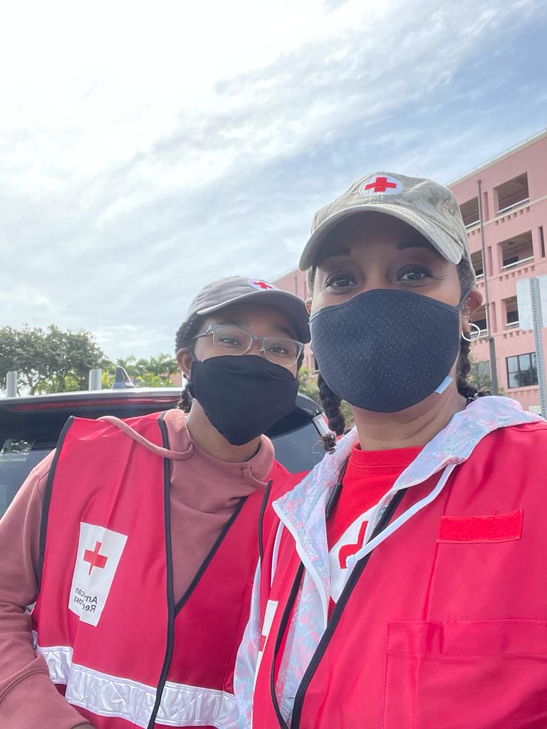 RedCross's tweet photo. .@HawaiiRedCross volunteers and dogs 🐶 were hard at work supporting 3 drive-thru #COVID19 vaccination events at the Tripler Army Medical Center in Honolulu. More than 34 volunteers came together to help the U.S. military community throughout the check-in and vaccination process. https://t.co/gaNLiS4nGY