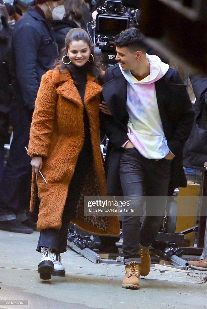 SelGChart (@SelGChart) on Twitter photo 2021-02-24 21:11:22 Selena on set of OMITB with Aaron👁️. Selena on set of OMITB with Aaron👁️.