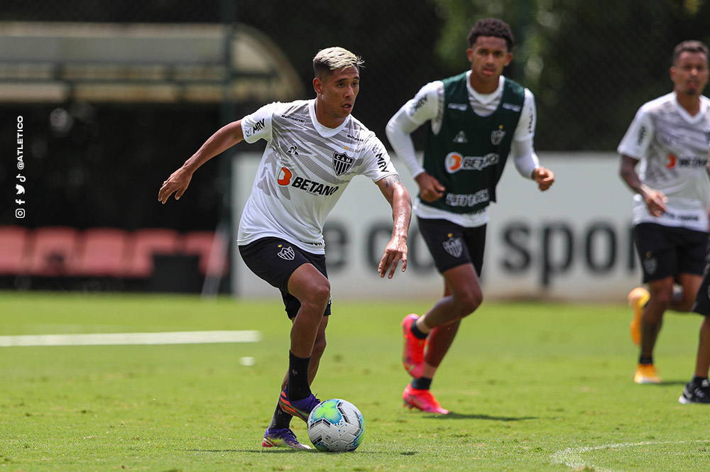 Atletico's tweet photo. ⚽️👀 Olha aí o álbum com fotos do treino desta quarta: https://t.co/pEAO01SvVi 

#Galo 🏴🏳️ https://t.co/BWRbl9BT64