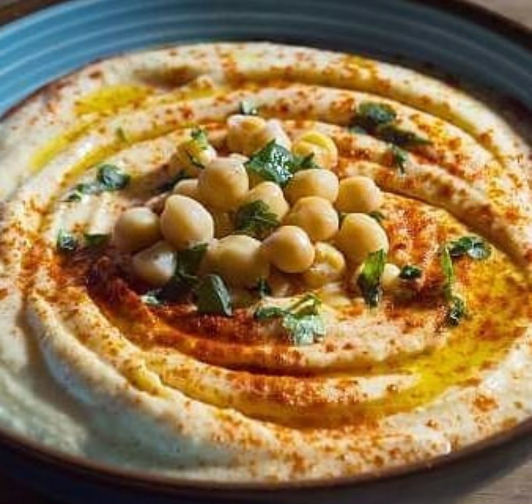 trufanegrabox's tweet photo. Come hummus con todo!!!!
El nuestro lo amarás!!
Te emos 4 sabores que son los más exitosos!
Clásico con almendras doradas 
Cilantro y jalapeño
Pimientos ahumados
Pink hummus (remolacha) 
Son un hit!!
En los sandwiches
En las hamburguesas
Con las papitas fritas
#HummusVaConTodo https://t.co/g4cM5n5mtg