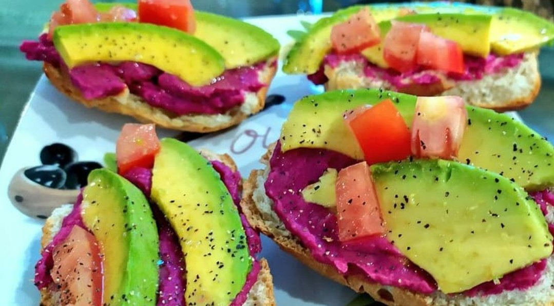 trufanegrabox's tweet photo. Come hummus con todo!!!!
El nuestro lo amarás!!
Te emos 4 sabores que son los más exitosos!
Clásico con almendras doradas 
Cilantro y jalapeño
Pimientos ahumados
Pink hummus (remolacha) 
Son un hit!!
En los sandwiches
En las hamburguesas
Con las papitas fritas
#HummusVaConTodo https://t.co/g4cM5n5mtg