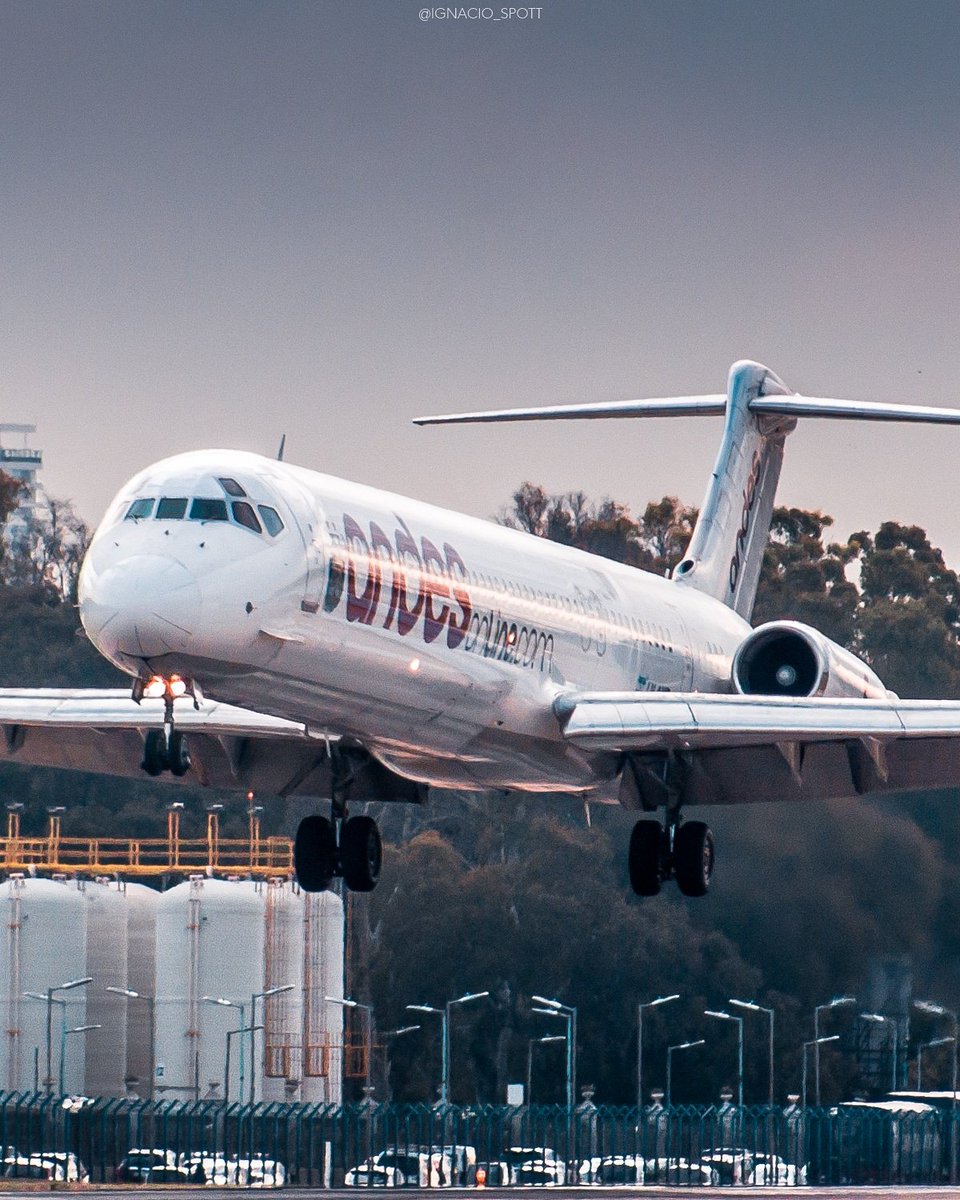 #MiercolesDeMD 🤯❤️
.
Agradecemos a @ignacio_spott
por la increíble foto 👏🏼❤️
.
.
.
#weloveflight #MD #BuenMiercoles #buenasemana #flight #avation #photography #MiercolesDeMD