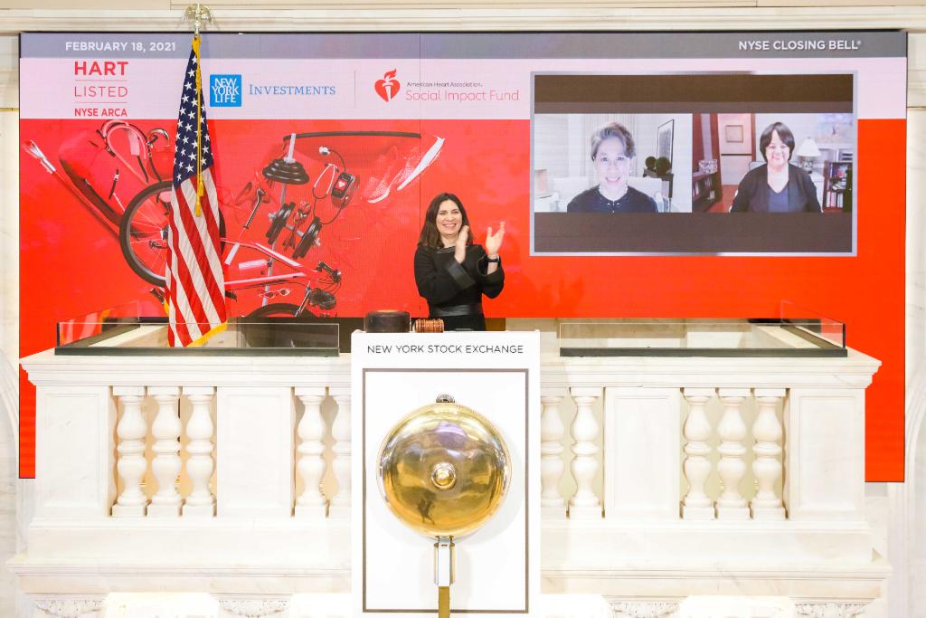 Thankful for @NYLInvestments' support of @American_Heart’s mission as @NYSE @stacey_cunning, with @NewYorkLife’s @YieHsin and AHA board member @reginabenjamin ring the closing bell, signaling our shared commitment to invest in community impact that improves heart health.