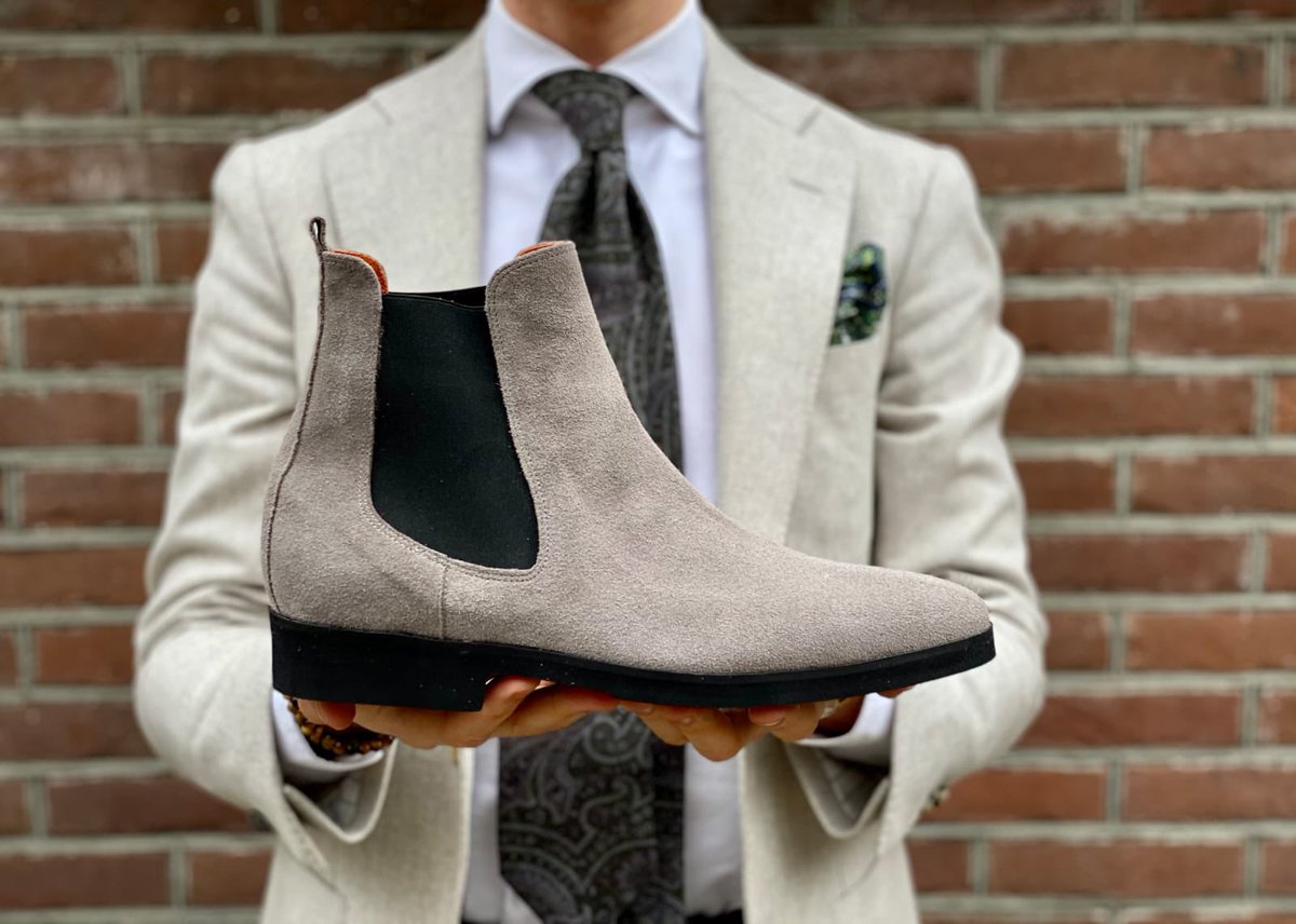 The reason why every gentleman should own a pair of Chelsea boots is their simple yet sleek design. 

Today we present our 'Chelsea' custom made model in amazing Ciment Taupe Suede.

reinhardfrans.com

#fashion #reinhardfrans #style #boots