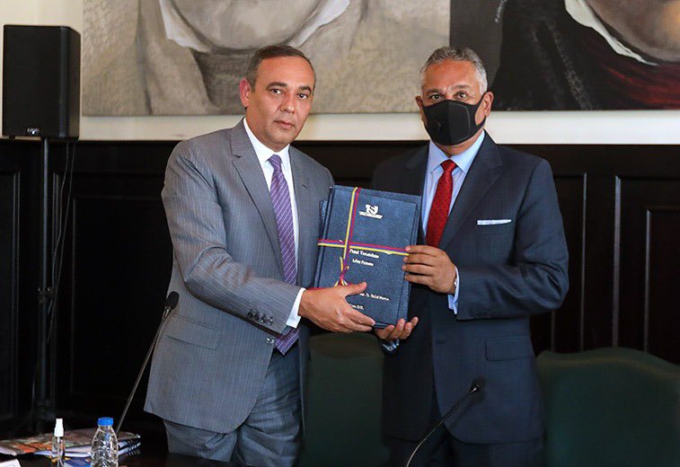 MaikelMorenoVEN's tweet photo. Presidente del TSJ, Mag. Maikel Moreno, entregó proyecto de reformas de leyes a la Asamblea Nacional https://t.co/ytWZ5SUvPB https://t.co/22w3dilfJw
