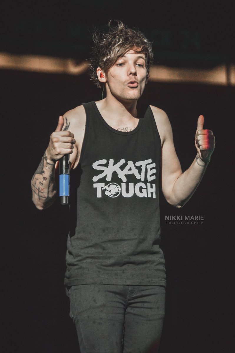 paynosa's tweet photo. uma saudade gigantesca do louis usando regatas no palco https://t.co/ttg4wNMjTb