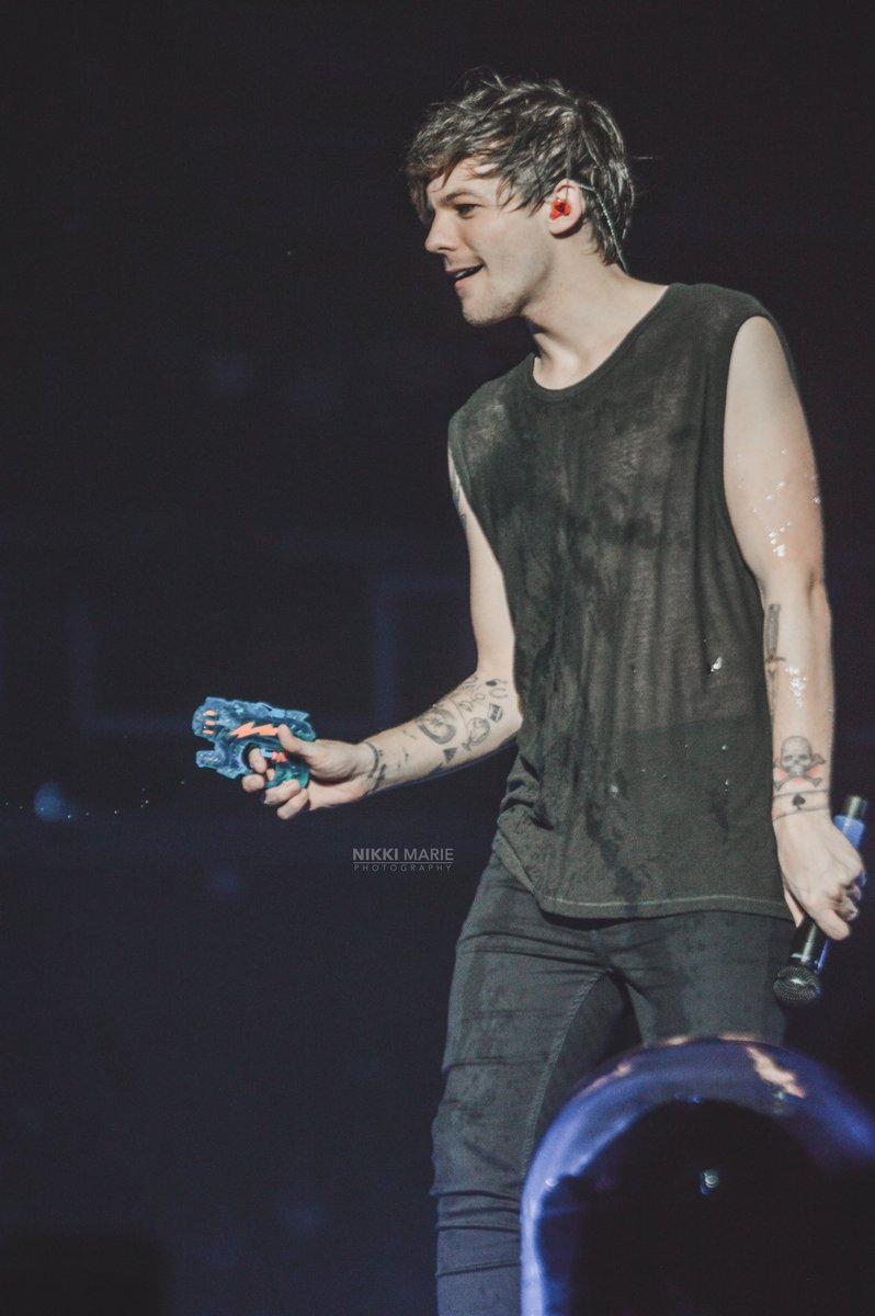 paynosa's tweet photo. uma saudade gigantesca do louis usando regatas no palco https://t.co/ttg4wNMjTb
