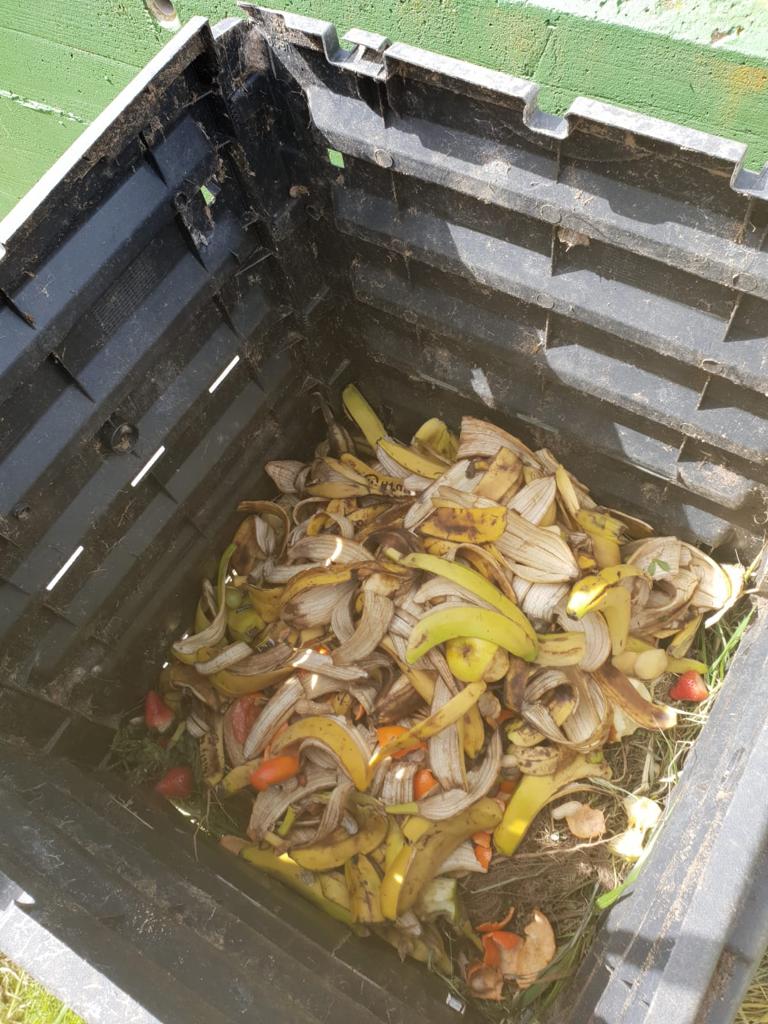 Reciclaje en el CEIP La Barrosa. Tanto el alumnado de Infantil como el de Primaria, están reciclando   los residuos orgánicos del desayuno para la fabricación de compost.
#compostelaverde #huertourbano #ecoescuela @EcoescuelasAND